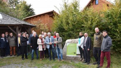 Bild: Lowak
„Der Weg ist das Ziel“ heißt es an der ersten Station des neuen Findlingswegs. Planer Herbert Hofberger (Fünfter von links) erklärt den Gästen, was sie an den zwölf Stationen erwartet. Die Wegstrecke ist insgesamt acht Kilometer lang. Es empfiehlt sich mindestens dreieinhalb Stunden einzuplanen.