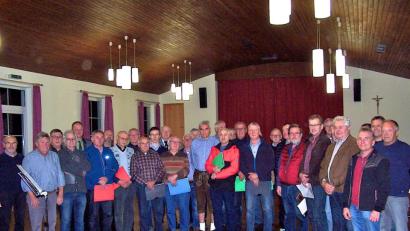 Bild: hä
Jubilar Josef Haberkorn (in der Mitte, mit Lederhose" mit den Gratulanten.