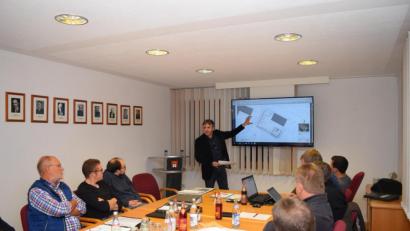 Bild: bnr
Architekt Christian Schönberger stellte dem Gemeinderat die Pläne für den neuen Bauhof vor.