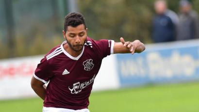 Bild: af
Michael Wells beim Schuss: Gegen den SV Hahnbach werden die Schirmitzer nicht viele Torchancen bekommen.