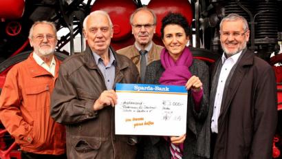 Bild: R. Kreuzer
Der Förderverein ist nun schuldenfrei. Darüber freuen sich (von links) Dieter Schunck, Helmut Ruhland, Norbert Dineiger, Tanja Hochholzer und Alfons Stangl.