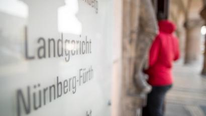 Symbolbild: Daniel Karmann/dpa
Vor dem Landgericht Nürnberg/Fürth müssen sich seit heute zwei Männer verantworten, die als "Mc-Donalds-Bande" bekannt wurde.