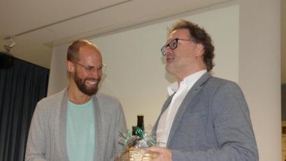 Bild: rn
Mit "Pausenhilfe" dankt Rektor Wolfgang Bodensteiner dem Lerncoach Benjamin Schmitt (links) für dessen wertvolle Hinweise für den Umgang mit Kindern.