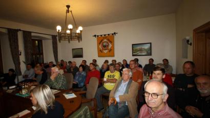 Bild: bjp
Nicht nur die Stadtratsmitglieder, sondern auch die rund 50 Besucher müssen sich am Donnerstagabend in Geduld üben: Die Erörterung der Öffentlichkeitsbeteiligungs-Stellungnahmen zum Solarpark Riggau beansprucht nicht weniger als zweidreiviertel Stunden. Abgesehen von vereinzelten dezenten Unmuts- oder Beifallsbekundungen gibt es keinerlei Störungen.