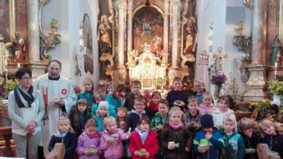Bild: exb
Die Kinder stellten sich vorm Altar zum Gruppenbild auf.