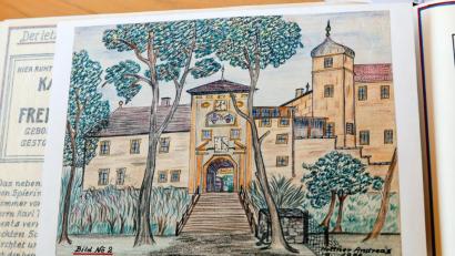 Bild: Hösamer
Die Geschichte von Schloss Fronberg nimmt in der Sammlung von Andreas Hottner sen. einigen Raum ein. Die Ansicht des Schlosses von der Dorfseite her hat er 1956 zu Papier gebracht.