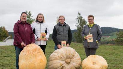 Bild: nza
Die Gewinner des Riesenkürbiswettbewerbs 2019 in Krummennaab. 
Franz Wenning auf Platz 1 in der Mitte. Platz 2 Monika und Kathrin Gruber (links) und auf Platz 3 Petra Sieder (rechts).
