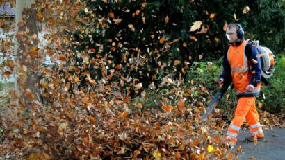 Bild: Stephan Huber
Wann dürfen Laubbläser eingesetzt werden und wann nicht? Mit welchen Strafen muss derjenige rechnen, der sich nicht daran hält? Antworten auf diese und weitere Fragen sind im Onetz zu finden.