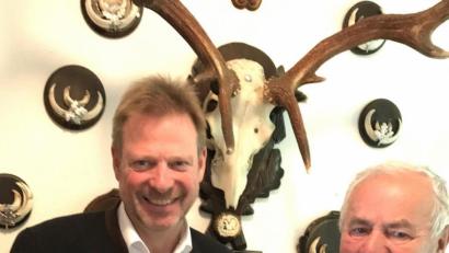 Bild: gef
Bürgermeister Alwin Märkl (links) gratuliert Benno Jäger zum 80. Geburtstag.