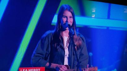 Bild: bl
Ohne Allüren und in schlichtem Outfit wagt sich Lea Herdt mit ihrer Ukulele bei "The Voice of Germany" vors Mikrofon und hat prompt Erfolg.