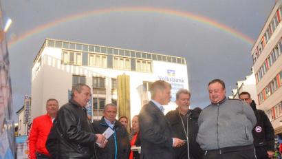 Bild: Kunz
Bürgergespräche unter einem zufällig am Himmel aufgetauchten Regenbogen. Die CSU stellt sich den Fragen in der Stadtmitte.