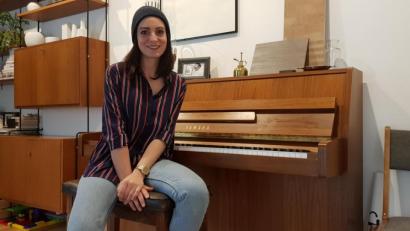 Bild: Sonja Kaute
Tina Trummer (36) in ihrem Wohnzimmer in Neudorf bei Luhe. Darin steht ein Klavier, doch "im musikalisch Begleiten bin ich total der Depp", sagt sie. "Ich brauche immer meine Band. Ich bin ,nur' Sängerin."