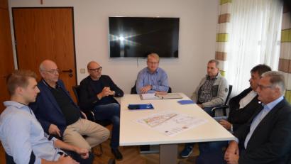 Bild: fz
Bürgermeister Josef Hammer, Architekt Roland Pflaum, zweiter Bürgermeister Reinhold Gilch, Johannes Fischer, Helmut Kick, Jakob Landgraf und Matthias Gilch (von rechts) tüfteln an einem Gesundheitszentrum.