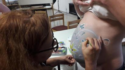 Bild: exb/Claudia Seitz
Beim Stilltag gab es ein großes Angebot für die Besucher – wie hier beim „Belly-Painting“.