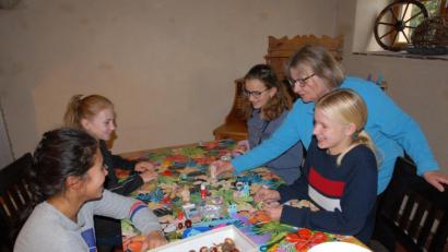 Bild: pop
Das Basteln mit den Kindern und Jugendlichen kam gut an