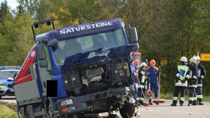 Bild: dob
Der LKW wurde im Frontbereich erheblich beschädigt.
