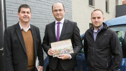 Bild: hwk
Über die Einladung zum Erntedankumzug 2020 von der Festleiter Arno Stahl (links) und Lukas Haberkorn hat sich Finanz- und Heimatminister Albert Füracker (von rechts sehr gefreut).