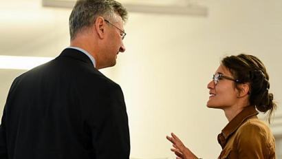 Bild: zer
Kultusminister übergibt Anna-Lena Bock nach einem Gespräch die Ernennungsurkunde zur Studienrätin am Gymnasium Ismaning.