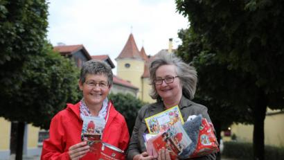 Bild: njn
Vor 20 Jahren sammelte (links) Erna Mehlhase erstmals Schuhkartons für "Weihnachten im Schuhkarton". Mit auf dem Bild Erika Häupler .