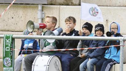 Bild: Ziegler
Unterstützung bekommt die DJK Gebenbach auch von ihren jungen Fans. Mit Trommel und Megafonen feuern sie ihre Mannschaft an. Im Heimspiel am Samstag gegen die SpVgg Bayern Hof soll der dritte Sieg in Serie gefeiert werden.
