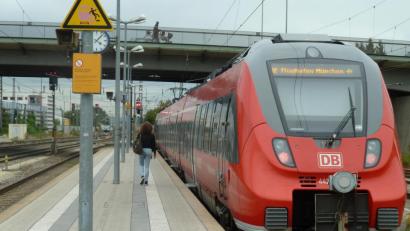 Bild: Portner
Der Flughafen-Express von DB-Region pendelt fast rund um die Uhr zwischen dem Regensburger Hauptbahnhof (Bild) und dem Flughafen München.