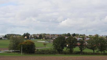 Bild: usc
Südlich der Bahnlinie zwischen Weiden und Nürnberg und östlich des Mauerhofwegs in Thansüß soll eine größere Photovoltaikanlage entstehen. Das Genehmigungsverfahren hat nun im Freihunger Gemeinderat die vorletzte Hürde genommen.