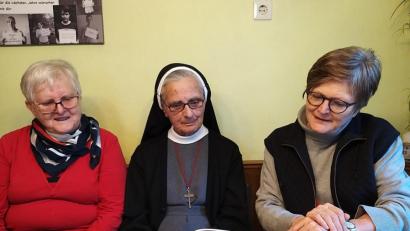 Bild: ubb
Die Missionarin und Ordensfrau,Anna Rita (Mitte) hat zu ihrer 50-jährigen Profess ein Fotobuch von ihrer Familie bekommen. Gern schauen ihre jüngere Schwester, Rita Haberkorn (li.) und Dr. Annemarie Schraml (re.) die alten Erinnerungen mit ihr an.