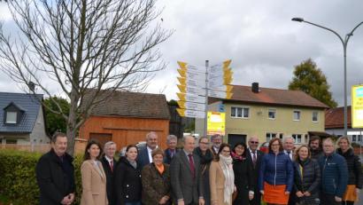 Bild: rti
Die Schilder stehen. Zum Abschluss des Beschilderungsprojekts trafen sich Ikom-, Firmen-, Landratsamtvertreter in Neualbenreuth. Bürgermeister Klaus Meyer (Siebter von rechts) erläuterte die Maßnahme.