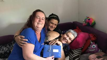 Bild: eig
Ein Lichtblick für den Lichtblick: Die krebskranke Friederike Götz (rechts) und ihre Kollegin Stephanie Wolf (links), mit im Bild Götz´ Tochter Tatjana.