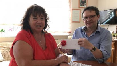 Bild: eig
Olga Luft wird mit den 500 Euro schweren Lichtblicke-Gutscheinen die Hausaufgabenhilfe der Caritas und das Förderzentrum in Tirschenreuth mit frischem Obst aus der Region beliefern; mit im Bild Wolfgang Benkhardt, Deskleiter der Redaktion Tirschenreuth.