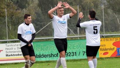 Bild: hho
Für Aufsteiger TSV Waldershof (von links Max Markovsky, Julian Schindler und Christian Heinrich) gab es in dieser Saison schon reichlich Grund zum Jubeln. Am Sonntag tritt der TSV zum Verfolgerduell bei der SpVgg Wiesau an.
