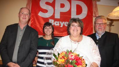 Bild: kro
Susi Bittner (Zweite von rechts) ist die Bürgermeisterkandidatin der SPD Plößberg. Zur Nominierung gratulierten SPD-Ortsvorsitzender Hans-Dieter Dietl (rechts), Landratskandidat Thomas Döhler und stellvertretende SPD-Kreisvorsitzende Katrin Hüttner (Zweite von links).