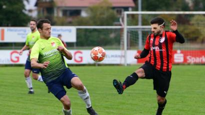 Bild: mr
Kein Angst vorm Maskenmann Ilhan Koc: Sebastian Sebald (links) und seine Teamkollegen von der SpVgg Pfreimd wehrten sich zuletzt tapfer gegen den SC Ettmannsdorf. Am Samstag sind die Pfreimder in Bad Kötzting zu Gast.