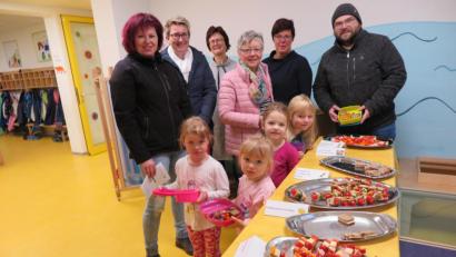 Bild: jzk
Kindergartenleiterin Regina Amm (Dritte von links) und Barbara Michalski (Fünfte von links) freuten sich, dass das Angebot „Gesund und fit im Kinder-Alltag“ bei der Frühstückswoche so gut angenommen wurde.