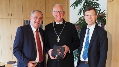 Bild: Bühner
Porzellan aus Weiden gibt es als Willkommensgeschenk für den neuen Regionalbischof Klaus Stiegler (Mitte) von Oberbürgermeister Kurt Seggewiß (links). Mit dabei Dekan Wenrich Slenczka.