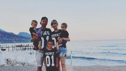 Bild: exb
Es ist das letzte Familienfoto der Familie Mackenstein aus Königstein, entstanden wenige Tage vor dem Tod der Mutter: Jessy (27) stirbt im Familienurlaub in der Türkei. Angehörige versuchen nun, durch einen Spendenaufruf das Leid der Hinterbliebenen zu mildern.