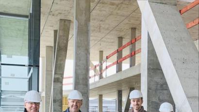 Bild: wro
Die Firmeninhaber Wolfgang Gropengießer und Johann Zrenner (von links) haben derzeit viele Baustellentermine. Ins Unternehmen eingestiegen sind nun auch Katharina Zrenner und Philipp Gropengießer (von rechts). Unten ist Christian Kopf von der IGZ-Bauleitung zu sehen.