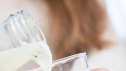 Symbolbild: Christin Klose/dpa
Zahlreiche Supermärkte rufen fettarme Milch (1,5 Prozent) zurück. Betroffen sind Milchprodukte der Unternehmen "DMK Deutsche Milchkonto GmbH" und der "Fude + Serrahn Milchprodukte GmbH & Co. KG".