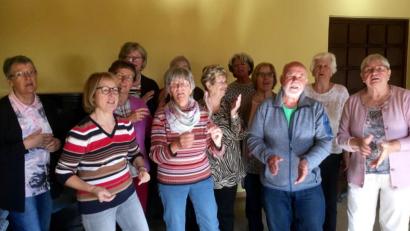 Archivbild: exb
Das Foto beweist, dass die "Klingende Runde“ in Schwarzenfeld/Nabburg, ebenfalls unter Leitung von Kerstin Schatz, großen Anklang fand und Freude bereitete.