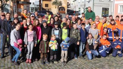 Bild: mfh
Die fleißigen Müllsammler befreiten das Dorf von allerlei Unrat.