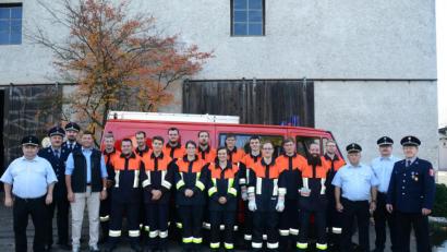 Bild: bey
Zwei Gruppen der Feuerwehr Lohma haben fehlerfrei und in schneller Zeit die Leistungsprüfung "Gruppe im Löscheinsatz" abgelegt. Die Schiedsrichter Hans-Peter Müller (links), Kreisbrandmeister Matthias Schmidt (2.von rechts) und Kreisbrandinspektor Martin Weig (3. von rechts) lobten die Einsatzbereit. Über die Leistungsfähigkeit freute sich auch Pleysteins Bürgermeister Rainer Rewitzer (4. von links) und die Führung der Lohmaer Wehr.