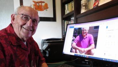 Bild: ubb
Der Zahnarzt im Ruhestand und Künstler, Hans-Georg Schulze, schreibt seinem Freund, Peter Schraml (am Bildschirm) regelmäßig E-Mails. Die beiden haben trotz der räumlichen Entfernung von nahezu 9000 Kilometern nahezu 70 Jahre lang weiterhin engen Kontakt.