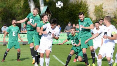 Bild: Andreas Brückmann
Herr im eigenen Strafraum war die DJK Ammerthal (grüne Trikots) in der Partie gegen Bayernliga-Spitzenreiter SV Seligenporten in fast allen Situationen. Die Gastgeber feierten einen 2:1-Erfolg und verbesserten sich in der Tabelle auf Platz vier.