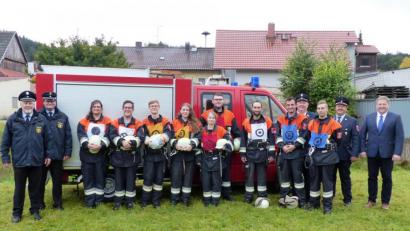 Bild: jp
Mit Bravour hat eine Gruppe der FFW Pfaffenhofen die nächste Stufe des Feuerwehrleistungsabzeichens abgelegt. Kreisbrandmeister Jürgen Ehrnsberger, Helmut Braun (von links) und Bürgermeister Stefan Braun, Vorsitzender Stefan Kuhn sowie Kommandant Markus Blomenhofer gratulierten den neun stolzen Prüflingen.