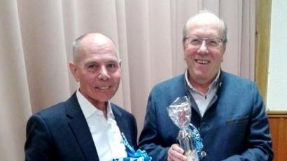 Bild: Hirsch
Vorsitzender Christoph Bauer (rechts) bedankte sich beim Chefjustiziar von "Haus & Grund Bayern", Manfred Nikui (links), für die langjährige Unterstützung mit einem Geschenk.