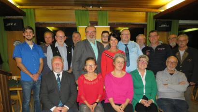 Bild: adj
MdL Kerstin Radler (stehend, Siebtevon links) nimmt mit Vorsitzendem Peter Reiser (Fünfter von rechts) die Ehrungen vor und gratuliert allen Geehrten. Gerhard Steiner (Fünfter von links) wurde mit Platin ausgezeichnet.