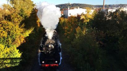 Bild: Petra Hartl
Die Dampflok mit der Nummer 528195 fuhr am Samstag auch durch Amberg.