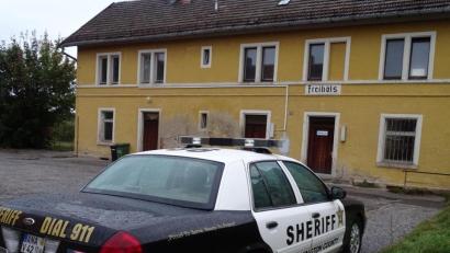 Bild: Houschka
Das "Sheriff"-Auto steht vor dem Bahnhof in Freihöls