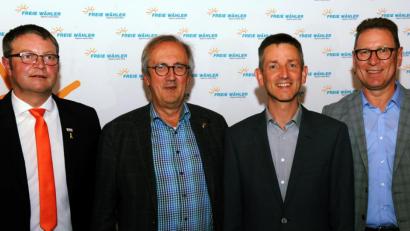Bild: gf
Albert Geitner (Zweiter von rechts) kandidiert für die Freien Wähler als Bürgermeister in Ursensollen. Zur Nominierung gratulierten (von links) der stellvertretende Bayerische FW-Landesvorsitzende Hans Martin Grötsch, der scheidende Bürgermeister Franz Mädler und FW-Fraktionsvorsitzender Horst Lihl.