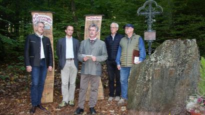Bild: wro
Am teils neugestalteten Mahnmal erinnerte man an die Opfer vor 125 Jahren. Im Bild (von links) stellvertretender Landrat Roland Grillmeier, Revierförster Eckhard Deutschländer, Bürgermeister Wolfgang Braun, Bürgermeister Konrad Pfitscher aus der Partnergemeinde St. Leonhard in Südtirol und Heimatforscher Erich Schraml.